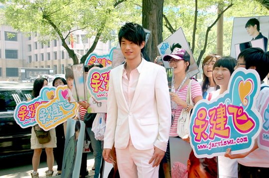 建飞EP首发Selina妹妹送花 绯闻逼出一身<em>汗</em>_影