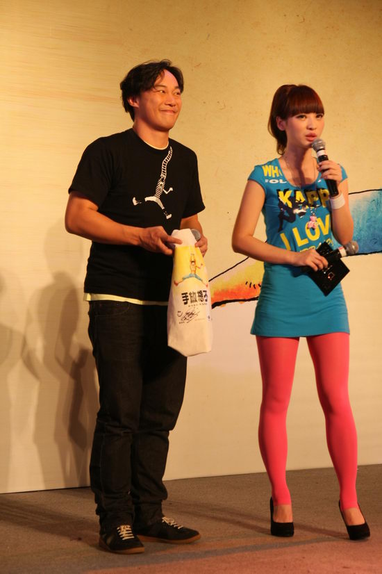 陈奕迅北京媒体party 推出《不想放手》环保袋