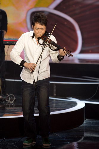 邢天卓携乐队现场演绎《居尔特》