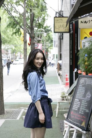 罗梓琳赴韩拍写真 感受异乡风情(图)