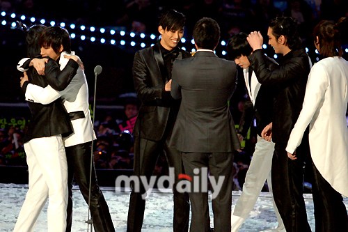 韩国型男组合2PM获2009MAMA年度歌手大奖