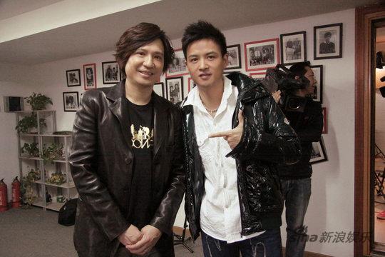 众歌手录制联盟主题曲 青蛙乐队见偶像激动万分