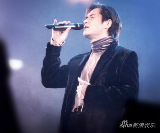 黄格选包头开唱 多首经典歌曲带动大合唱(图)