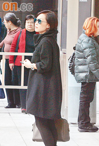 彭羚逛街墨镜遮素颜 态度冷淡避镜头(图)