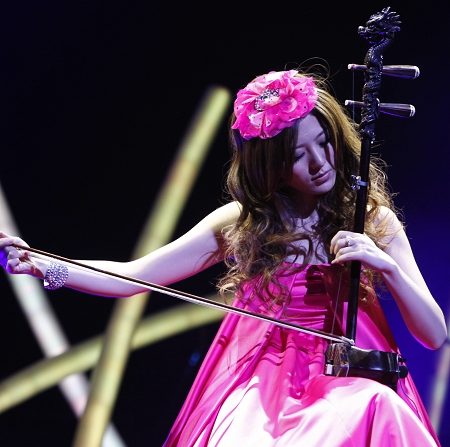 阿兰飙高音 加入日本AVEX歌姬大本营