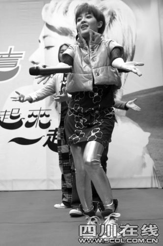 范晓萱教歌迷跳鸡舞 古灵精怪惹粉丝尖叫