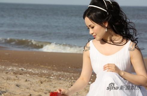 雷佳南戴河紧张拍摄新歌《幸福港湾》MV(图)