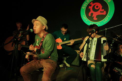 痛仰乐队首演《盛开》不插电 将参与四个音乐