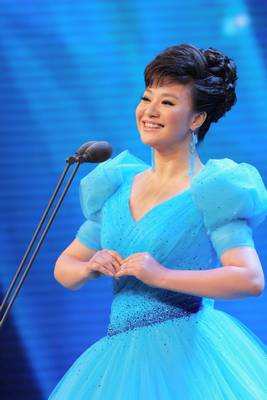 王丽达为草原盛会上演惊险“空中接力 ”