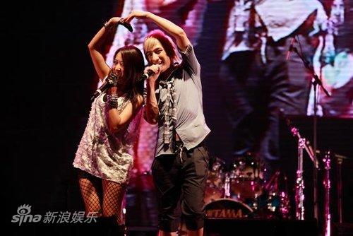 SARA后弦甜蜜亮相无限星空音乐节对唱情歌