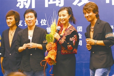 彝人制造捐助“绿书架”:我们复出不需要炒作