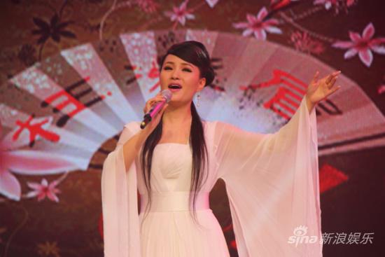 雷佳《百年歌声》温柔气质再度演绎《枉凝眉》