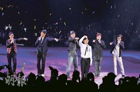 刘德华开唱秀健硕胸肌 男粉丝冲出求拥抱(图)