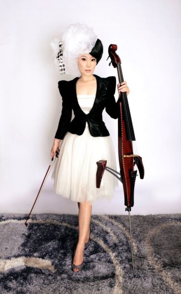 大提琴演奏者李维清新大片 显优雅气质(图)