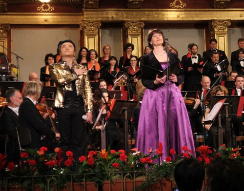 黄鹤翔维也纳唱《共和国之恋》 献礼建党90周