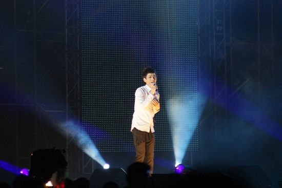 歌手蔡健东走进肇庆 啤酒节献唱《寂寞咖啡》