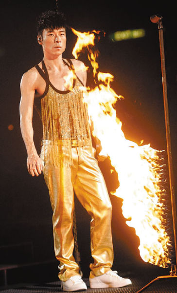 许志安带泪自弹自唱 以歌向捧场郑秀文示爱_影