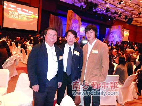 　　一起创作了《小明上广州》的主唱李家仁、词曲作者韦然、监制何沛澄（从左至右）在香港作曲家及作词家2009年晚宴上的合照。