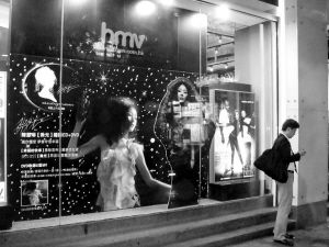 连锁巨头HMV中环店关张 音像市场将持续萎靡？