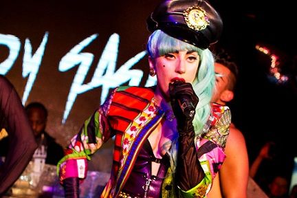 Lady Gaga亮相MTV音乐奖 登台表演或再创经典
