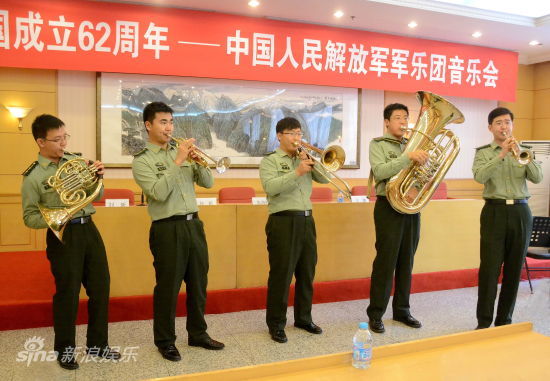 军乐团国庆送祝福 再现60年国庆大阅兵现场音