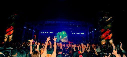 女生舞台热力唱响十一长江草莓音乐节