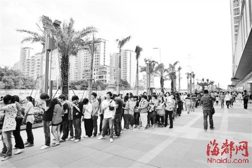 歌迷抢购15元门票
