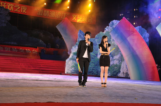 六哲陈娟儿同台献唱《错错错》受观众追捧