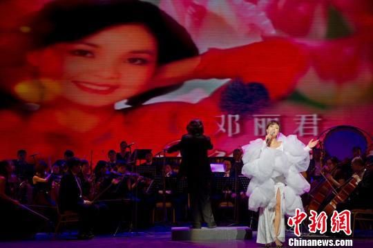 邓丽君经典歌曲唱响海口 掀起浓情怀旧风