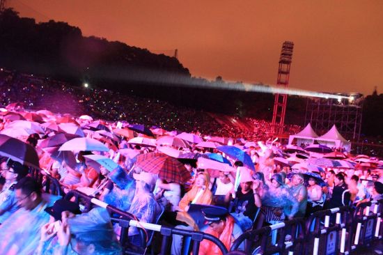 两万歌迷淋雨合唱