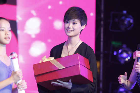 李宇春亮相时尚公益盛典 11月10日武汉开唱