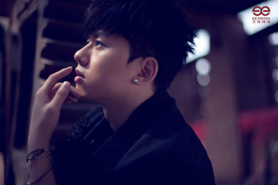 张杰新专辑宣传照曝光 深色系大衣出镜(图)|张