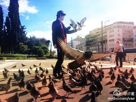 许嵩希腊街头喂鸽子