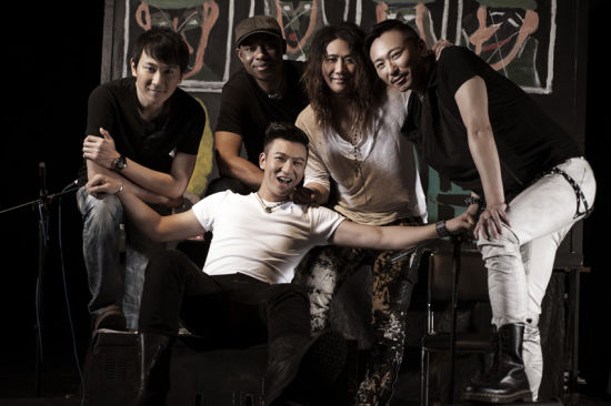 信乐团《青春万岁》首发 展摇滚活力|信乐团|摇