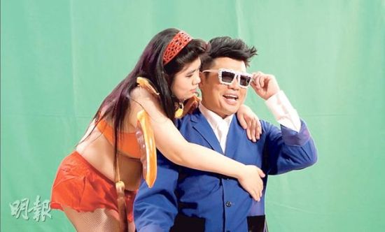 阮兆祥遭胖妹上下其手 同咬香肠超重口味