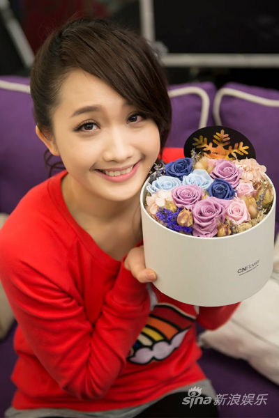 朱俐静台北提前庆生 与粉丝PK飞镖中红心|朱俐