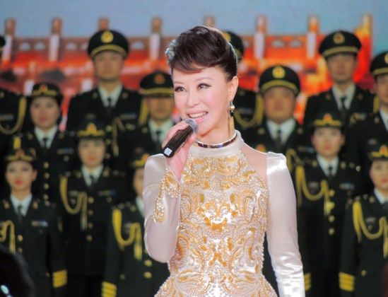 祖海抱病参加文艺界大联欢 珍珠礼服惹眼