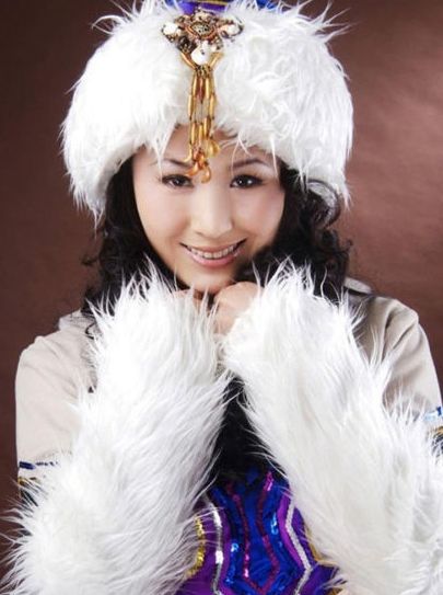 内蒙古流行歌手乌兰托娅近日现身央视