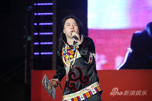 索南扎西全国巡演演出现场索南扎西演唱新浪娱乐讯 藏族歌手索南扎西