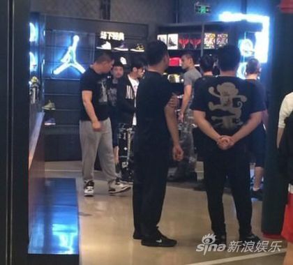 周杰伦穿厚外套血拼被抓包 网友:不怕中暑