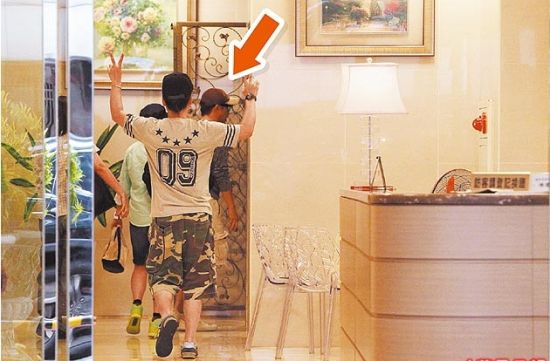 庾澄庆术后出院避谈新欢 好友称不知情