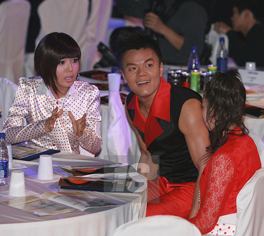 图文:朴振英台下就坐+露健硕臂膀与女嘉宾交谈