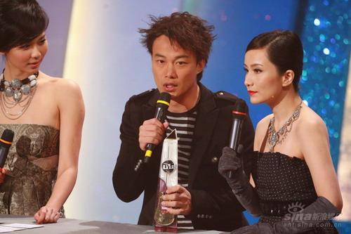 图文:TVB8金曲颁奖礼-<em>陈奕迅</em>新<em>发型</em>带来好运