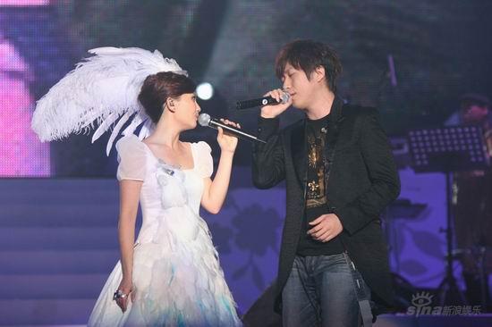 梁静茹新加坡开唱 华丽孔雀装磅祌登场【图】