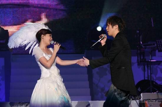 梁静茹新加坡开唱 华丽孔雀装磅祌登场【图】