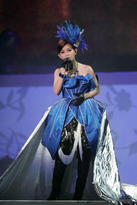 梁静茹新加坡开唱 华丽孔雀装磅祌登场【图】