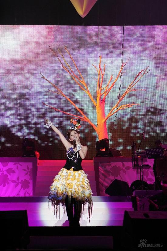 梁静茹新加坡开唱 华丽孔雀装磅祌登场【图】