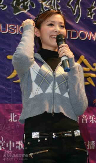 病愈歌迷意外现身 张靓颖泪洒中歌榜签唱会【图】