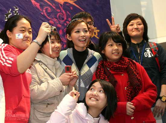 病愈歌迷意外现身 张靓颖泪洒中歌榜签唱会【图】