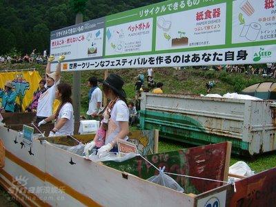 图文:日本富士音乐节--垃圾分类处理